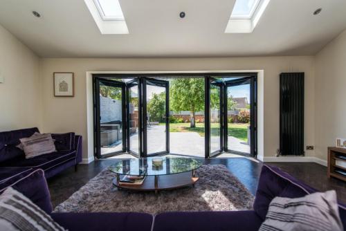 Aluminium Bi-Folds Split Leaf 3-2